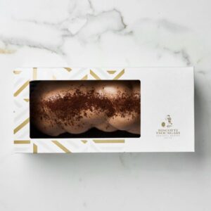 Tsoureki fylld och glaserad med cookie cream