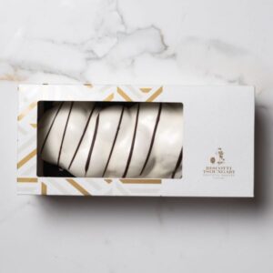 Tsoureki fylld med kastanjepurè vitglaserad